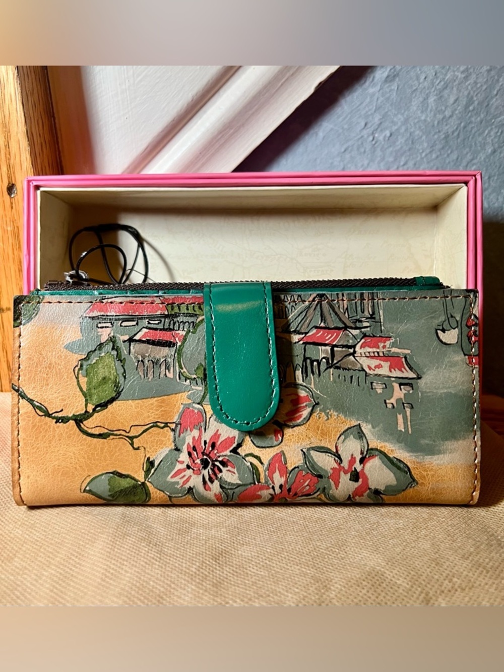 NWT Patricia Nash Leather Nazari Wallet- Beautiful Girl - Picture 5 of 7